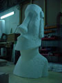 Sculpture et découpe brute du moai en polystyrène